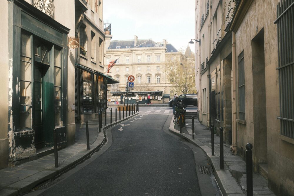 How to find solo travel hotels in Paris with a bathtub?