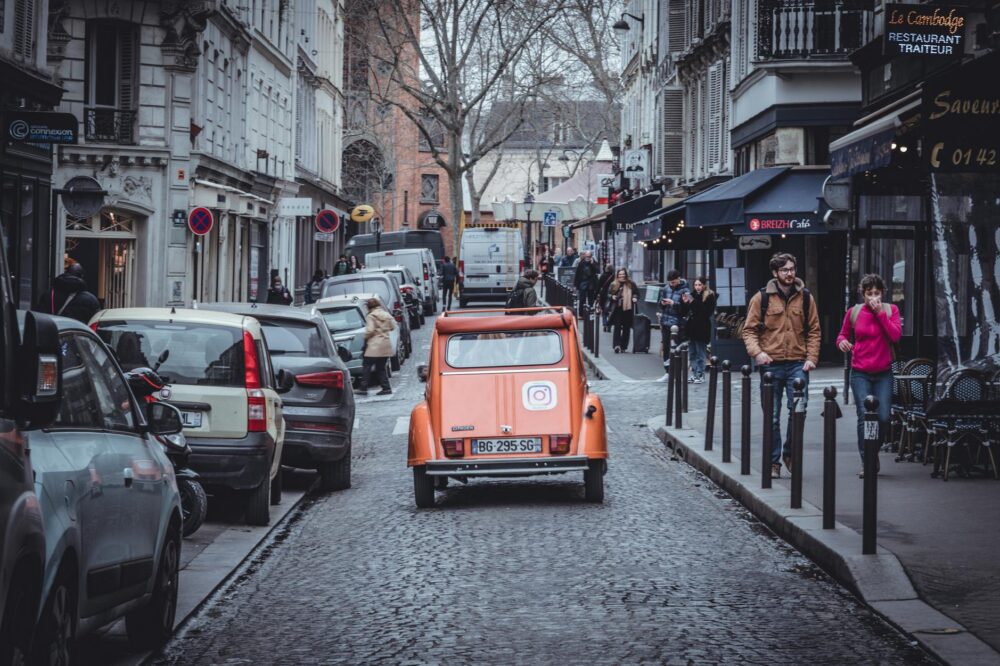 How to find solo travel hotels in Paris with a garden?