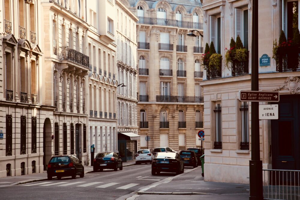 How to find solo travel hotels in Paris with no minimum stay?