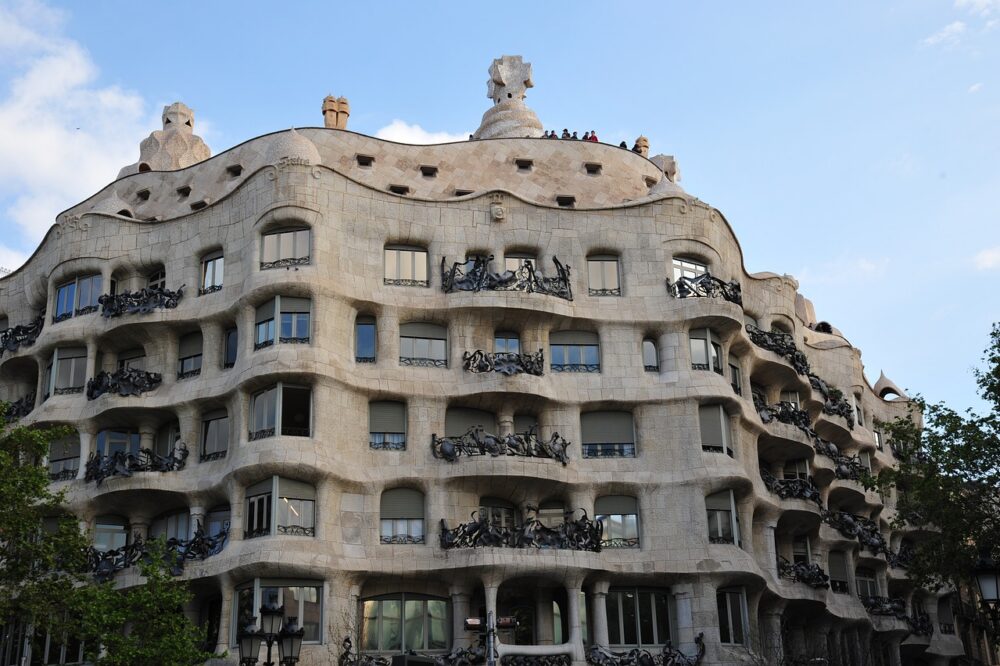 How to get around Barcelona in spring?