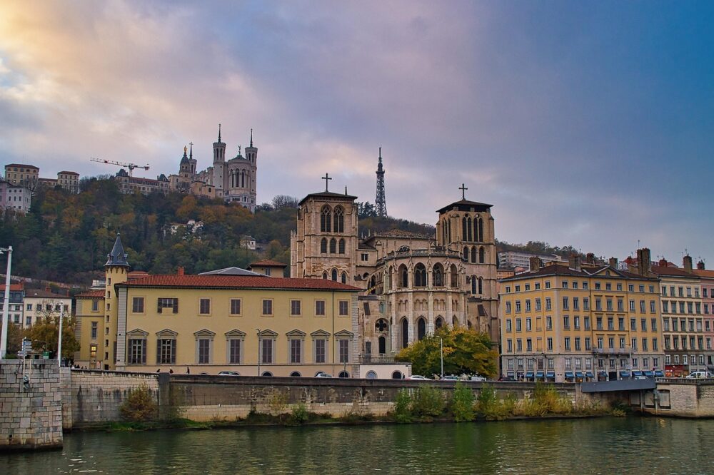How to get from Lyon to the Dordogne?