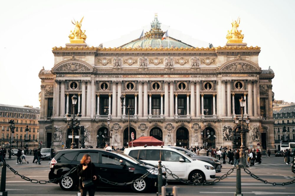 How to see free catwalk shows in Paris without connections 2026