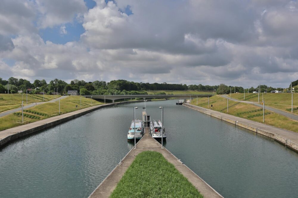How to see the Canal du Midi by boat in Toulouse?