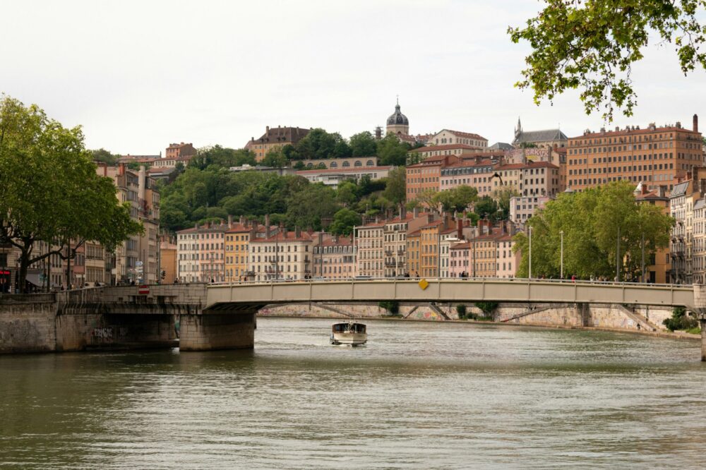 How to use public transportation in Lyon?