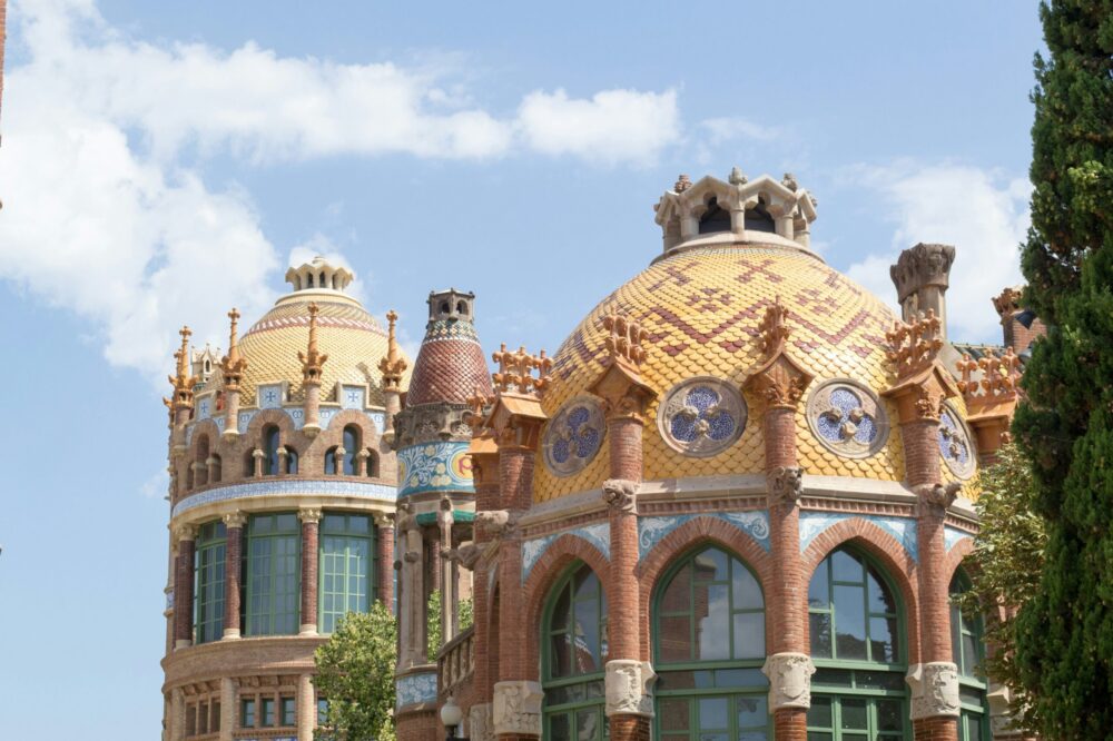 Is it possible to visit the Dalí Museum from Barcelona in spring?