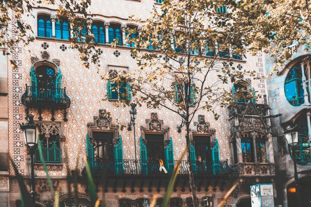 What are the best 5 star hotels in Barcelona for art lovers?