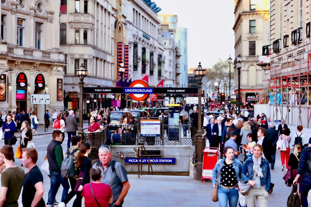 What are the best 5-star hotels in London for shopping?