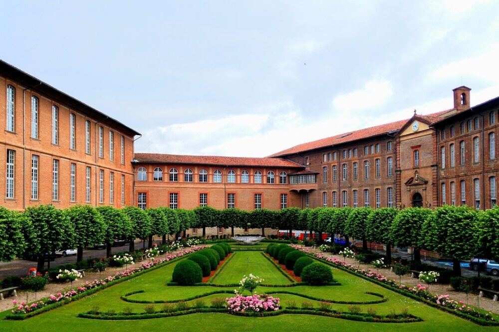 What are the best 5 star hotels in Toulouse for digital nomads?