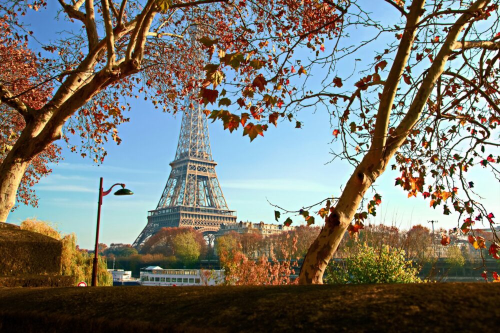 What are the best autumn bus tours in Paris?