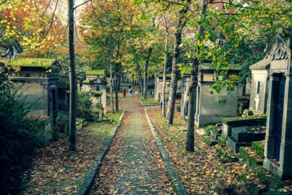 What are the best autumn ghost tours in Paris?