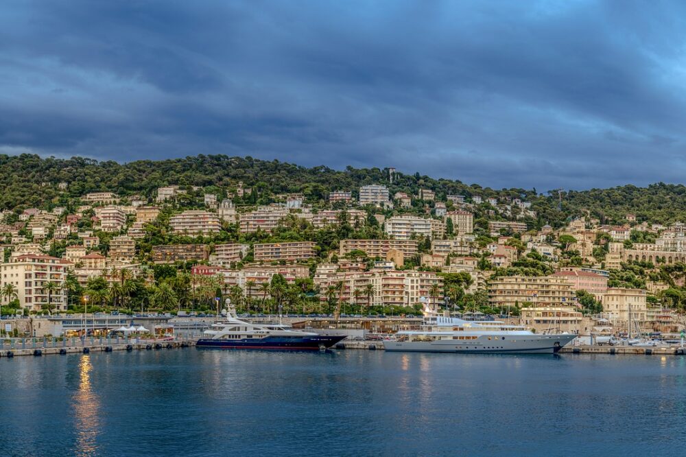 What are the best beaches for kayaking in Nice France?