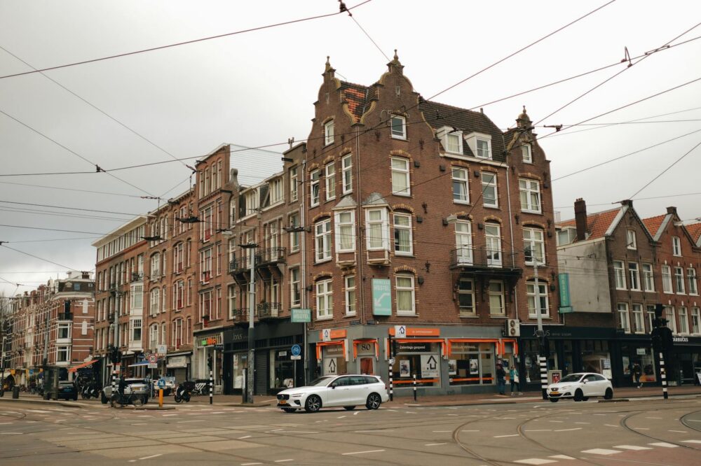 What are the best budget hotels in Amsterdam city center?