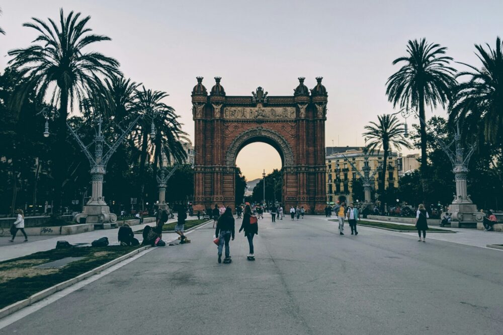 What are the best budget hotels in Barcelona for a foodie trip?