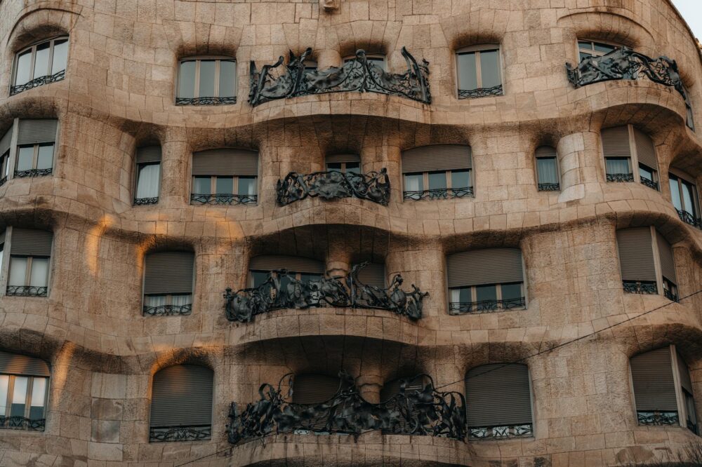 What are the best budget hotels in Barcelona for solo travelers?