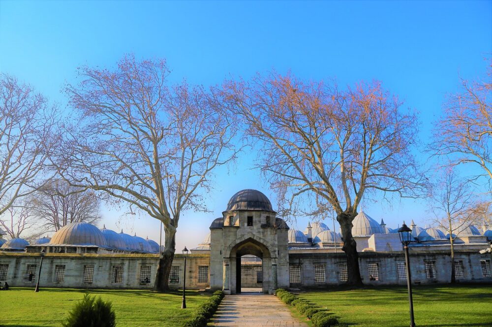 What are the best budget hotels in Istanbul for a weekend trip?