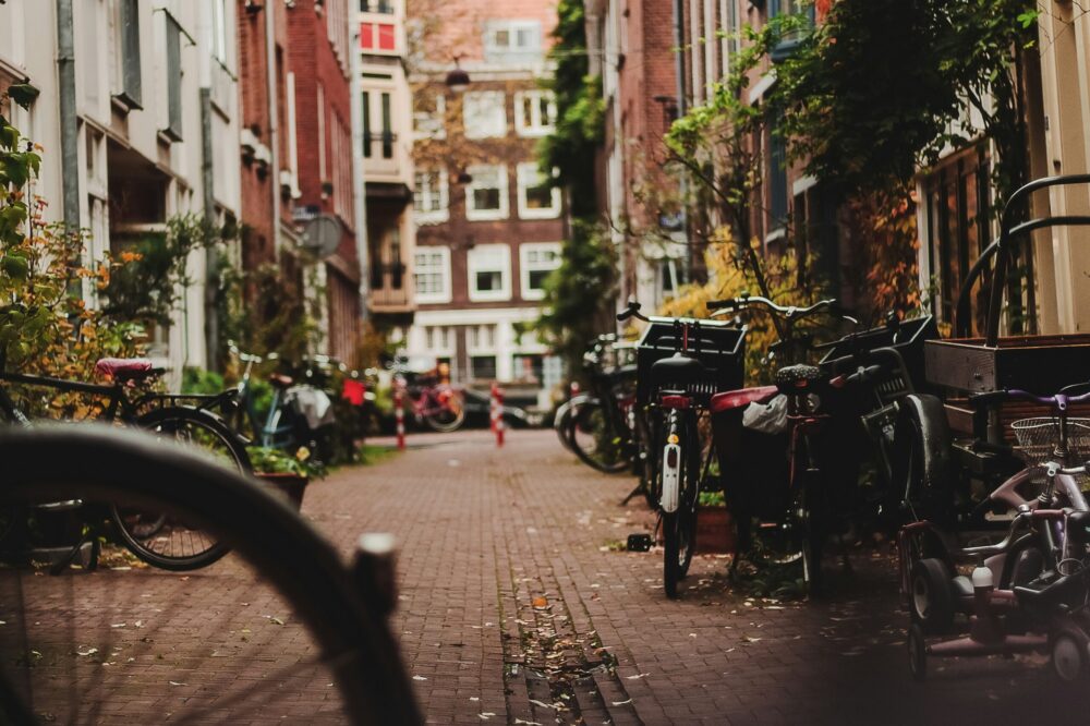 What are the best cafes in Amsterdam for a coffee date in 2026?