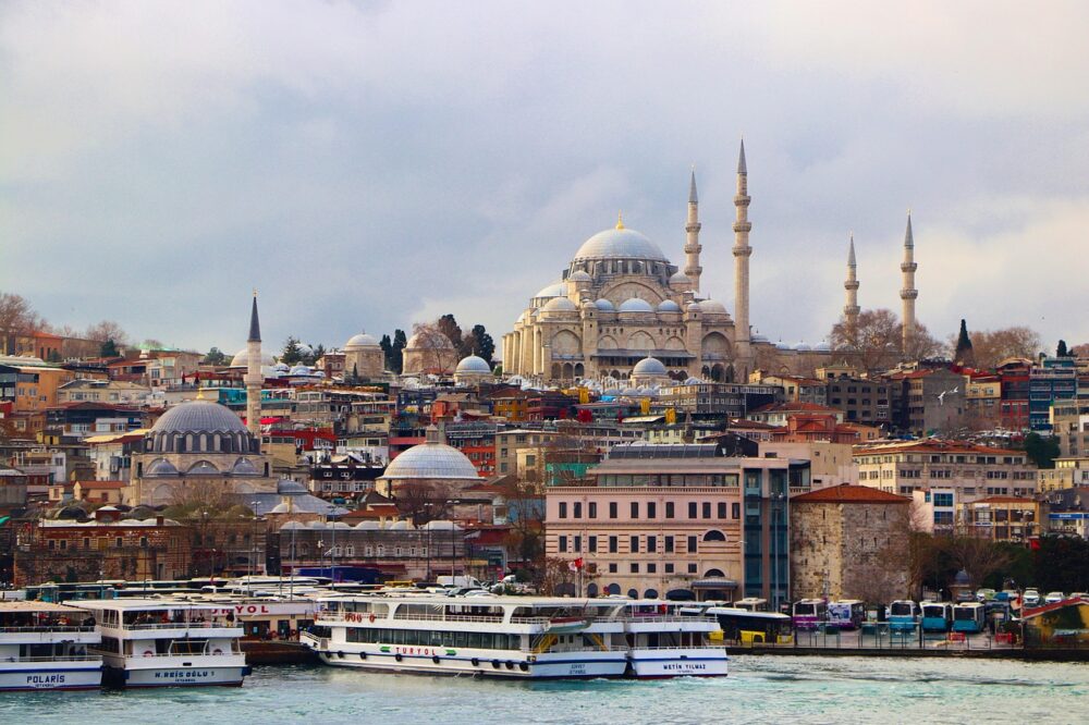 What are the best cafes in Istanbul for a date?