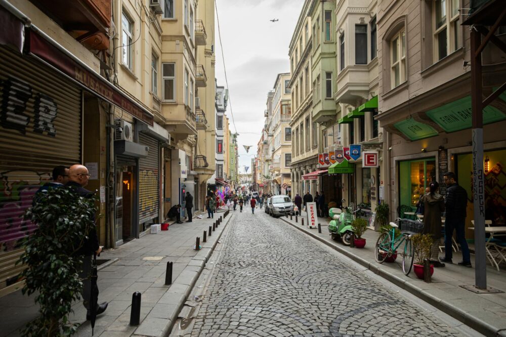What are the best cafes in Istanbul for a first date?