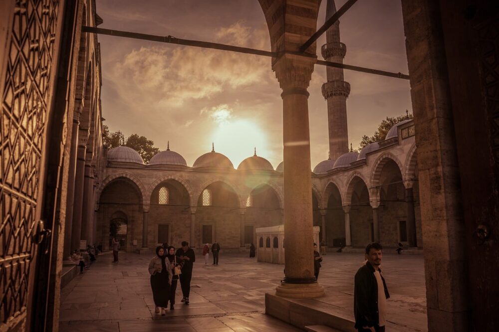 What are the best cafes in Istanbul for a first date?