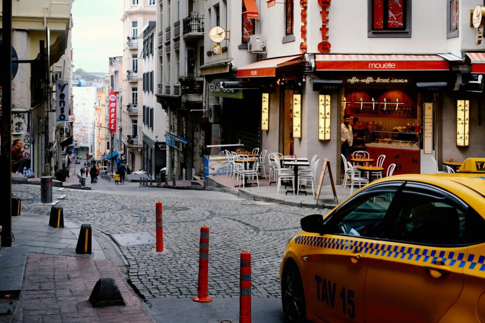 What are the best cafes in Istanbul for a first date?