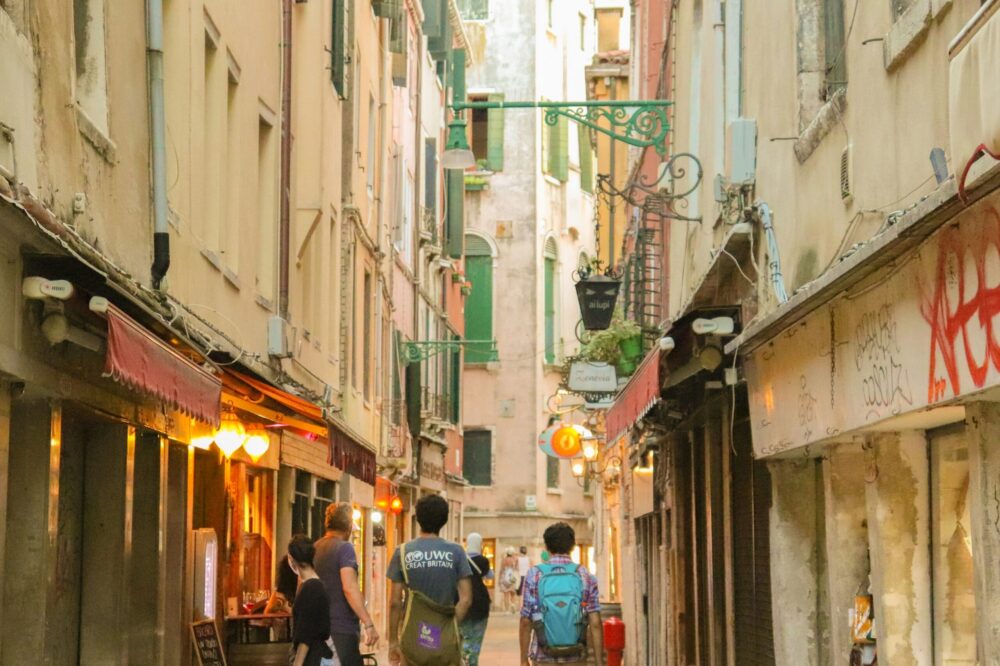 What are the best cafes in Istanbul for a lazy afternoon?
