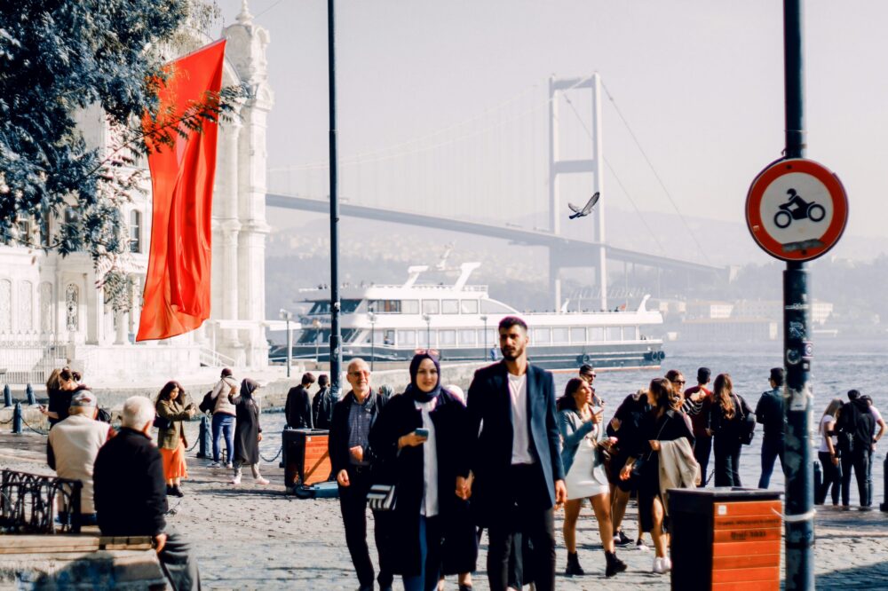 What are the best cafes in Istanbul for a lazy afternoon?