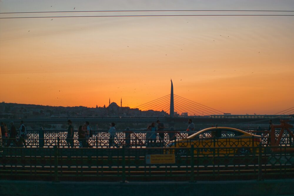 What are the best cafes in Istanbul for a romantic evening?