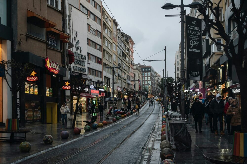 What are the best cafes in Istanbul for solo travelers?