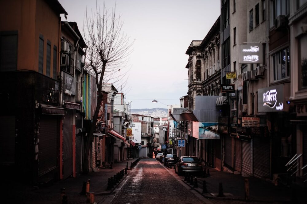 What are the best cafes in Istanbul near the Grand Bazaar?