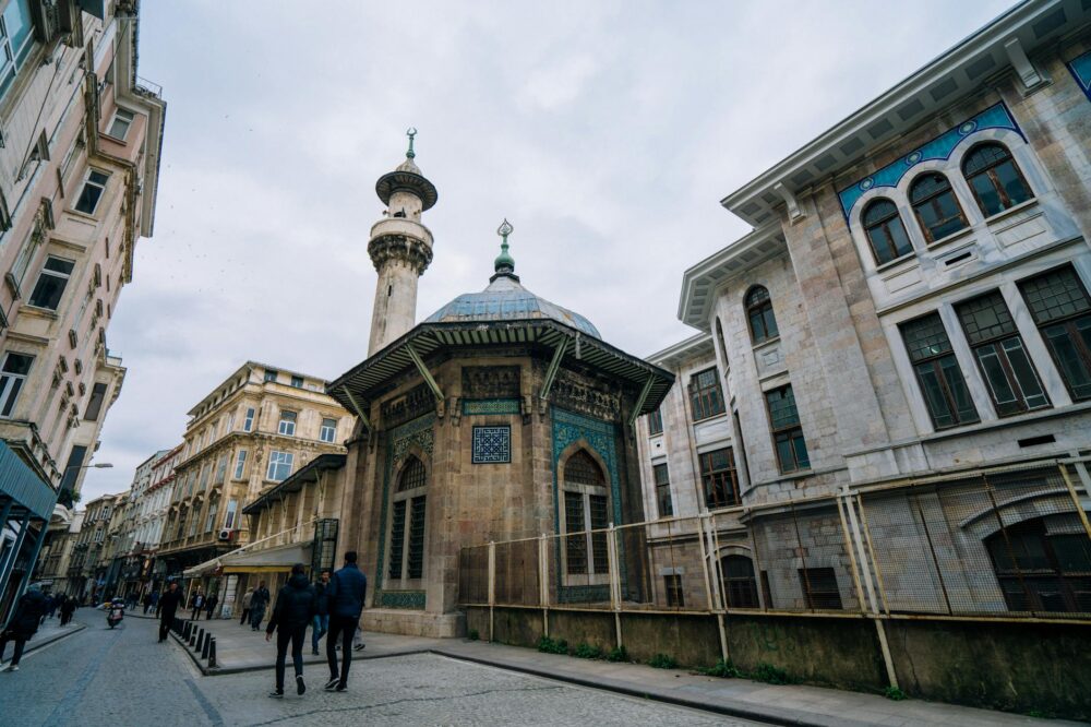 What are the best cafes in Istanbul with a garden?