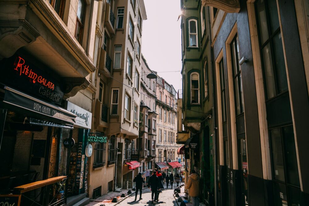 What are the best cafes in Istanbul with a garden?