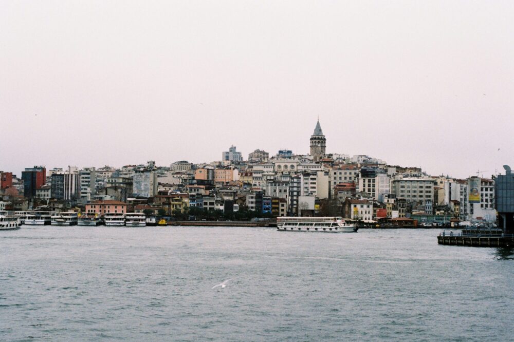 What are the best cafes in Istanbul with live music?