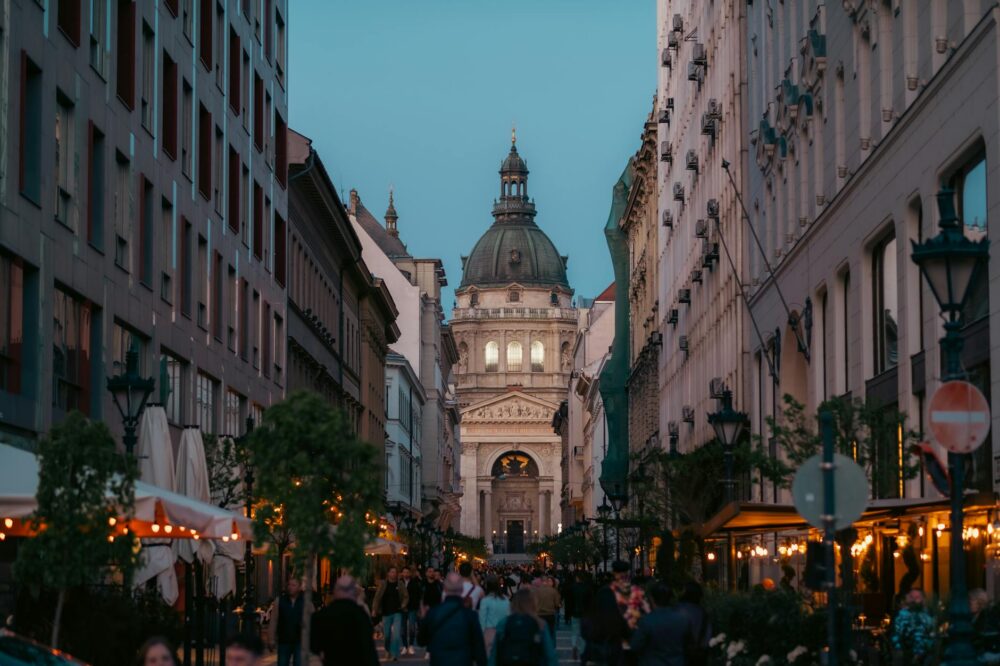 What are the best cafes in Nice for a business meeting?
