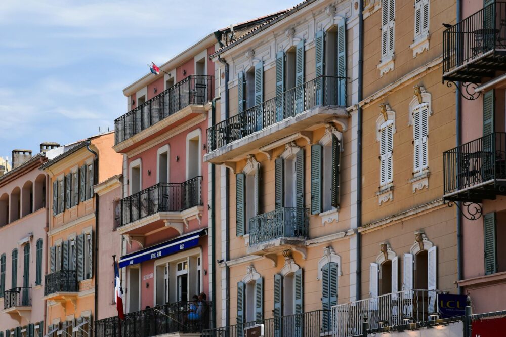 What are the best cafes in Nice for solo travelers?