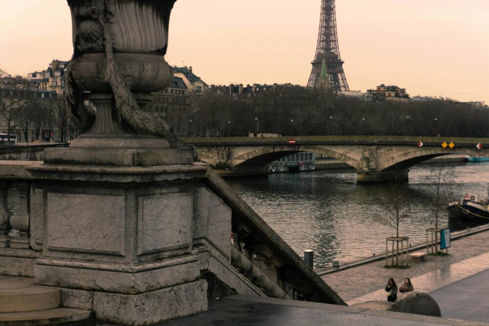 What are the best cafes in Paris for a coffee date in 2026?