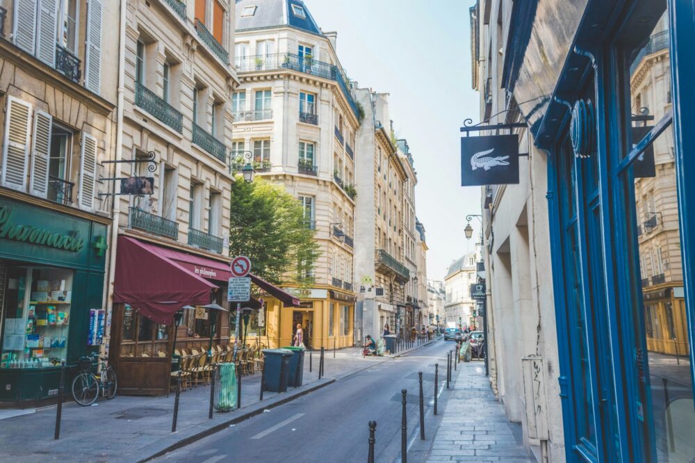 What are the best cafes in Paris for a morning meeting in 2026?