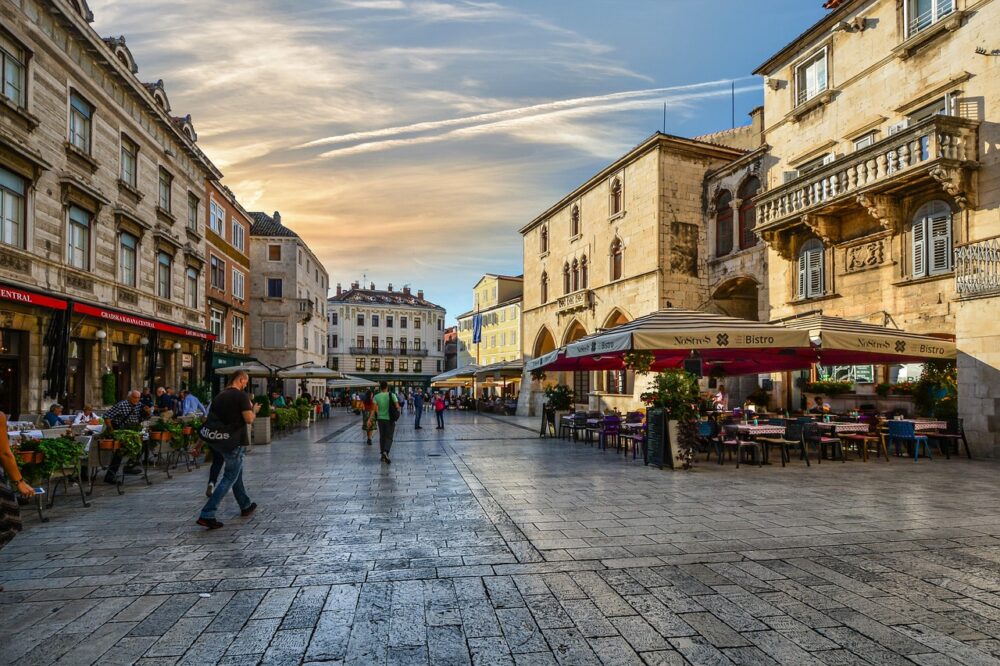 What are the best cafes in Paris for a quick lunch in 2026?