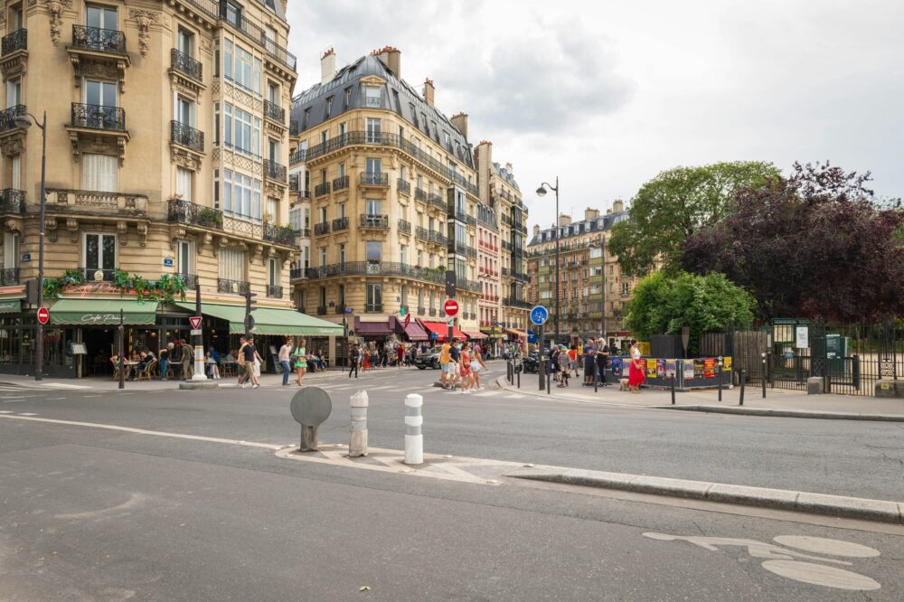 What are the best cafes in Paris for solo travelers in 2026?