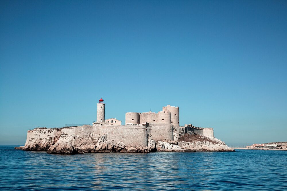 What are the best hotels for a weekend getaway in Marseille?