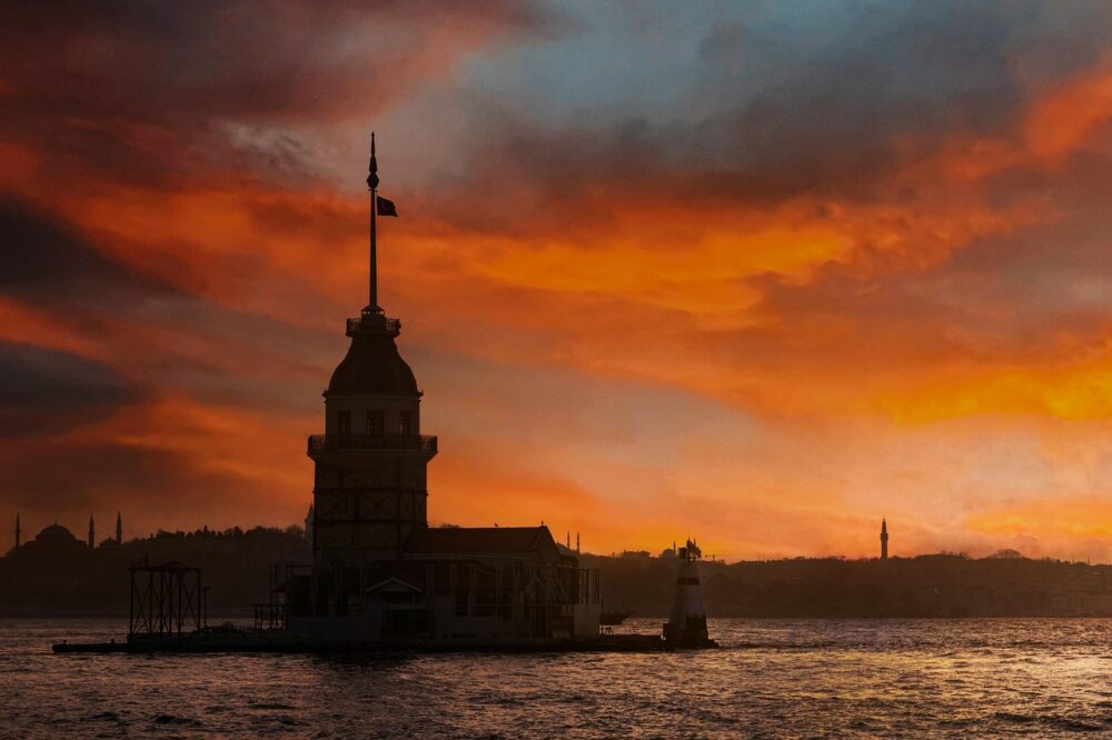 What are the best hotels in Istanbul for solo travelers interested in history?
