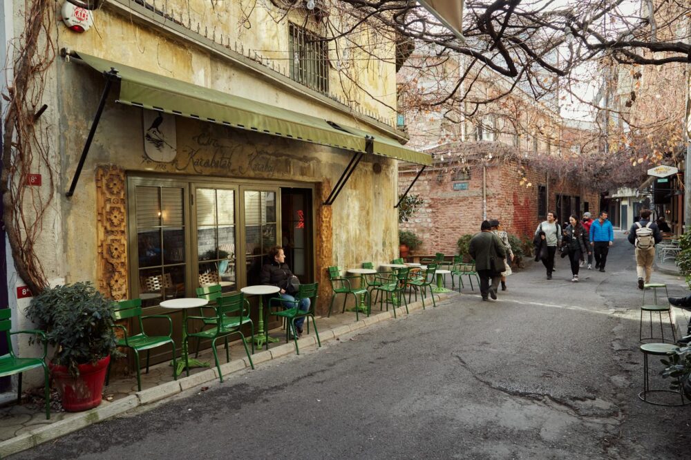 What are the best hotels in Istanbul for solo travelers interested in history?