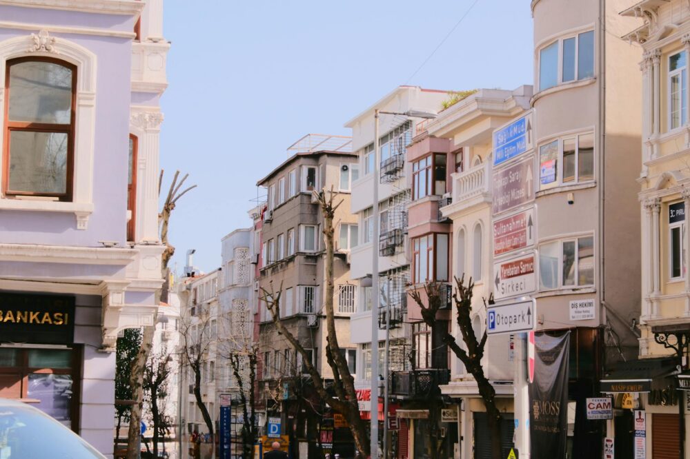What are the best hotels in Istanbul for solo travelers on a business trip?