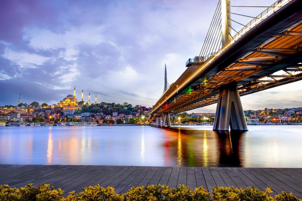 What are the best hotels in Istanbul for solo travelers who love photography?
