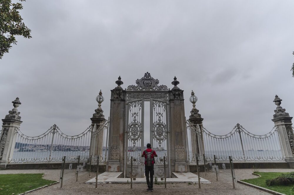 What are the best hotels in Istanbul for solo travelers who love photography?