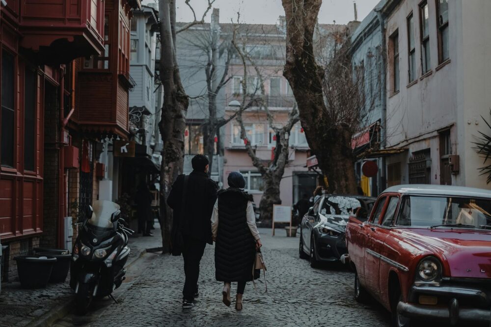 What are the best hotels in Istanbul for solo travelers who want to shop?