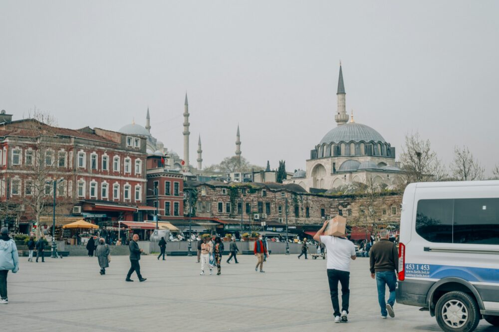 What are the best hotels in Istanbul with solo-friendly room layouts?