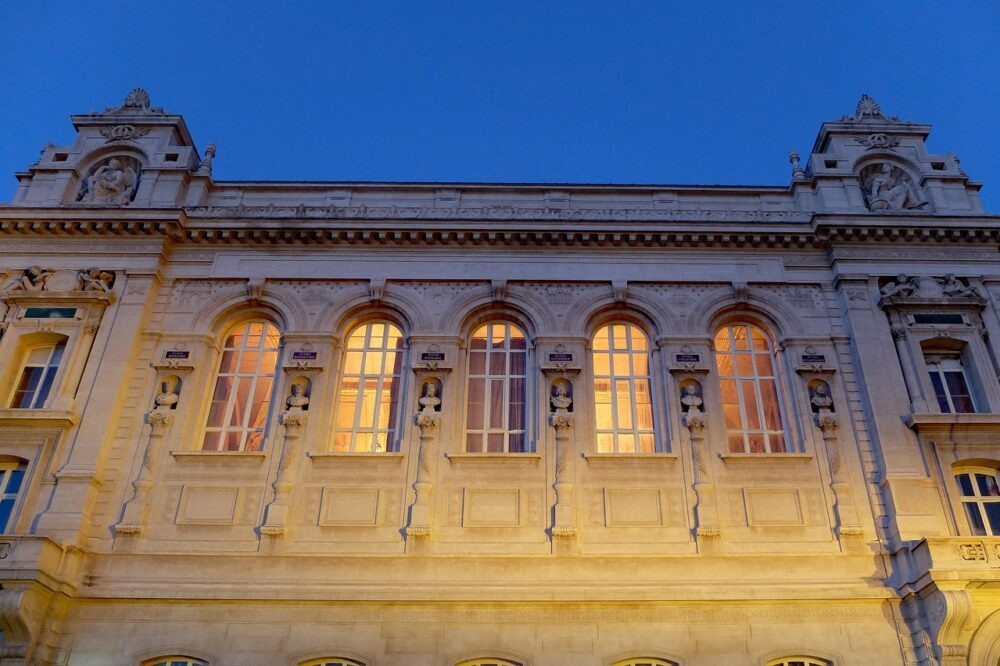 What are the best hotels with a spa bath in Marseille?