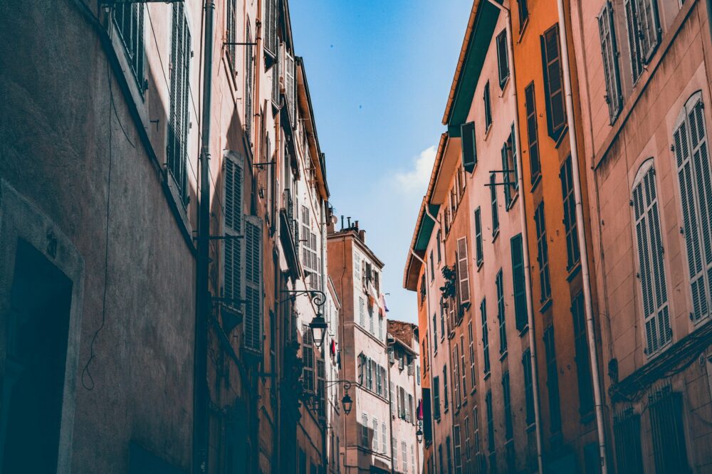 What are the best hotels with kitchenettes in Marseille?