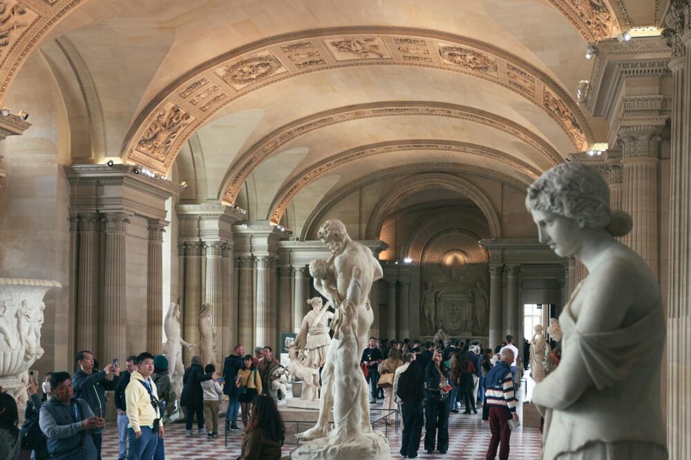 What are the best indoor activities in Paris for a rainy day with a science lover?