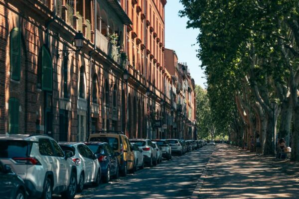 What are the best neighborhoods to explore in Toulouse?